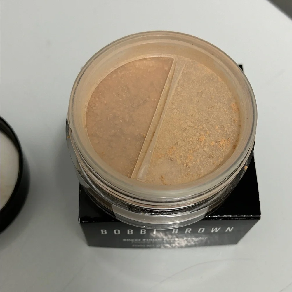 Bobbi Brown Sheer Finish Loose Powder - Soft Sand